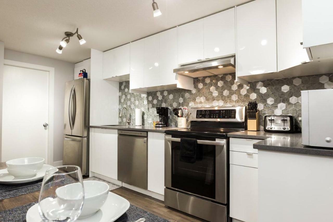 Modern Executive I Complimentary Netflix & Parking! Apartment *